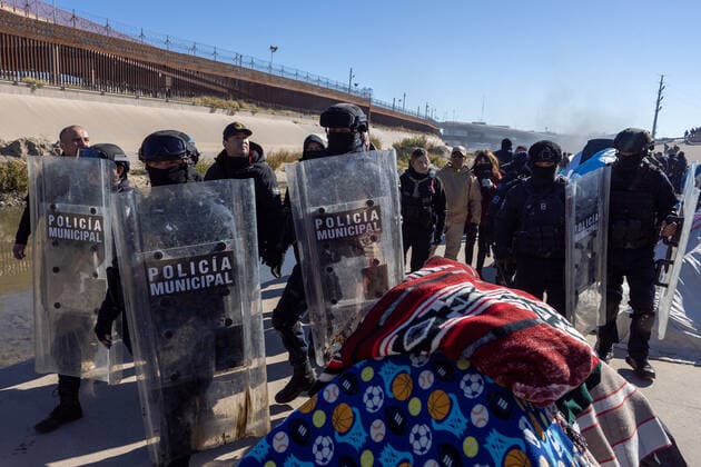 November 27, 2022, JUAREZ, CHIHUAHUA, MEXICO: Municipal police accompanied by the National Guard evicted an improvised camp where migrants from Venezuela lived who were returned under title 42. During the eviction, the migrants set fire to their own tents JUAREZ MEXICO - ZUMAp241 20221127_zip_p241_018 Copyright: xDavidxPeinadox