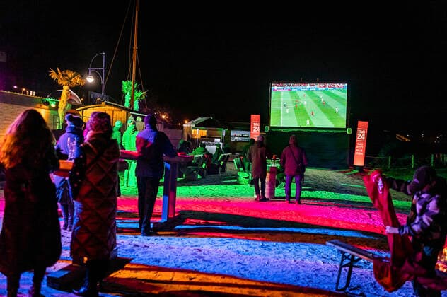 Public Viewing of the news portal TAG24 at the beach bar Magdeburg About 70 fans watch at 3 degrees Celsius and with mulled wine the game Spain against Germany 1 1 of the FIFA World Cup 2022 in Qatar Magdeburg, 27 11 2022 Foto:xM.xPatzigx xFuturexImage