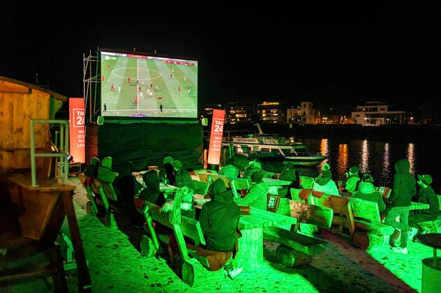 Bilder des Jahres, News 11 November News Themen der Woche KW47 News Bilder des Tages Public Viewing des Nachrichtenportals TAG24 bei der Strandbar Magdeburg. Etwa 70 Fans schauen sich bei 3 Grad Celsius und mit Glühwein die Partie Spanien gegen Deutschland (1:1) der FIFA Weltmeisterschaft 2022 in Katar an. Magdeburg, 27.11.2022 *** Public Viewing of the news portal TAG24 at the beach bar Magdeburg About 70 fans watch at 3 degrees Celsius and with mulled wine the game Spain against Germany 1 1 of the FIFA World Cup 2022 in Qatar Magdeburg, 27 11 2022 Foto:xM.xPatzigx xFuturexImage
