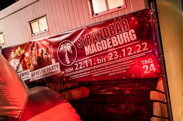 Public Viewing of the news portal TAG24 at the beach bar Magdeburg About 70 fans watch at 3 degrees Celsius and with mulled wine the game Spain against Germany 1 1 of the FIFA World Cup 2022 in Qatar Magdeburg, 27 11 2022 Foto:xM.xPatzigx xFuturexImage