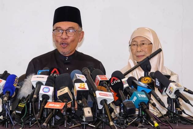 November 24, 2022, Kajang, Selangor, Malaysia: Anwar Ibrahim seen with his wife Wan Azizah during a press conference. Anwar Ibrahim has been appointed as the 10th Malaysian Prime Minister by Yang di-Pertuan Agong Al-Sultan Abdullah Ri™ayatuddin Al-Mustafa Billah Shah. Anwar Ibrahim waited for 24 years to be the Prime Minister. Hundreds of Malaysian and media gathered at Sungai Long Golf and Country Club to witness the historical moment. Kajang Malaysia - ZUMAs197 20221124_zaa_s197_593 Copyright: xFarisxHadziqx