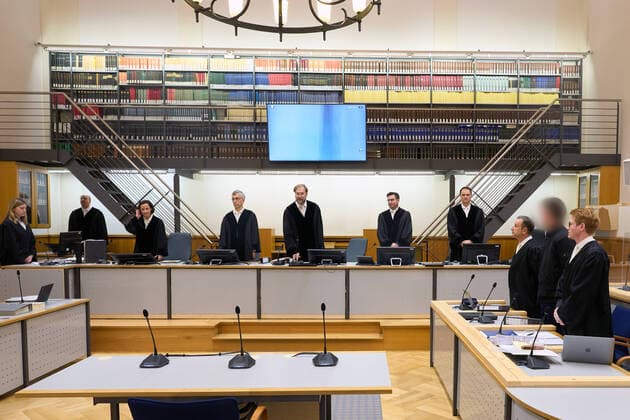 Bilder des Jahres, News 11 November News Bilder des Tages Justizbeamte führen den Angeklagten in den Gerichtssaal des Oberlandesgerichts. 31 Jahre nach einem Brandanschlag auf ein saarländisches Asylbewerberheim wird dem heute 51-jährigen Angeklagtenvorgeworfen , 1991 einen Brandanschlag auf ein Asylbewerberwohnheim in Saarlouis verübt zu haben. Brandstifterprozess am OLG Koblenz *** Judicial officials lead the defendant into the courtroom of the Higher Regional Court 31 years after an arson attack on a home for asylum seekers in Saarland, the defendant, now 51, is accused of committing an arson attack on a home for asylum seekers in Saarlouis in 1991. DSC03171.jpg
