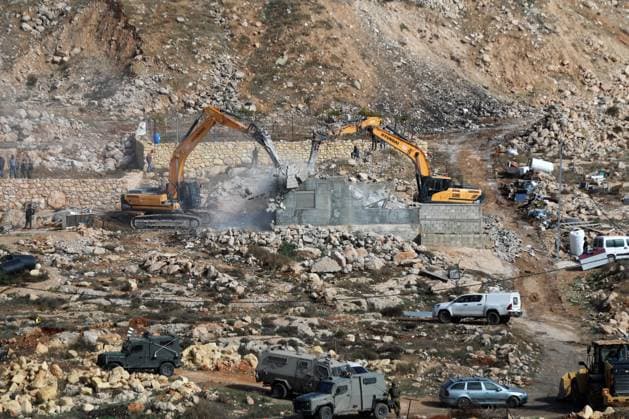 Bilder des Jahres, News 11 November News Themen der Woche KW48 News Bilder des Tages Excavators of the Israeli army demolish two Palestinian houses in the Jabal Johar area of Hebron city, near the Kiryat Arba Israeli settlement, in the West Bank Excavators of the Israeli army demolish two Palestinian houses in the Jabal Johar area of Hebron city, near the Kiryat Arba Israeli settlement, in the West Bank, on November 28, 2022. Photo by Mamoun Wazwaz APAimage Hebron West Bank Palestinian Territory 281122_HEBRON_MW_00 (10) Copyright: xapaimagesxMamounxWazwazx xapaimagesx