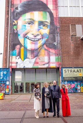 28-11-2022 Amsterdam Queen Maxima at the Prince Bernhard Cultuurfonds Prize 2022, an amount of 100,000 euros, for the Anne Frank House in the Street Museum in Amsterdam. The Cultuurfonds annually awards this oeuvre prize to a person or institution with a great track record in the field of culture or nature in the Netherlands. Mevr. Cathelijne Broers, directeur Prins Bernhard Cultuurfonds Mevr. Pauline Meurs, voorzitter Prins Bernhard Cultuurfonds Dhr. Ronald Leopold, algemeen directeur Anne Frank Stichting Â  Copyright: xPPEx