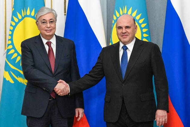 News Themen der Woche KW48 News Bilder des Tages RUSSIA, MOSCOW - NOVEMBER 28, 2022: Russia s Prime Minister Mikhail Mishustin (R) and Kazakhstan s President Kassym-Jomart Tokayev shake hands during a meeting at the House of the Russian Government. Alexander Astafyev POOL TASS  56132101