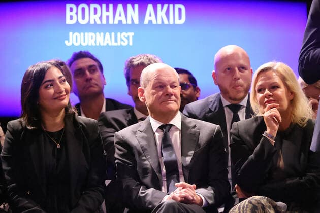 News Themen der Woche KW48 News Bilder des Tages Bundeskanzler und Einwanderungsland Deutschland 28.11.2022, Germany, Berlin, Kreuzberg, Festsaal Kreuzberg, Bundeskanzler Olaf Scholz redet bei der Autaktveranstaltungsreihe Einwanderungsland Deutschland zu Gaesten ueber seine Erfahrungen mit Menschen, die einen deutschen Pass beantragen und Eingebürgert werden wollen, Bundeskanzler Olaf Scholz SPD, Bundrsinnenministerin Nancy Faeser SPD,sowie Die Beauftragte der Bundesregierung für Migration, Flüchtlinge und Integration Beauftragte der Bundesregierung für Antirassismus Staatsministerin Reem Alabali-Radovan, Moderation Linda Zervakis,