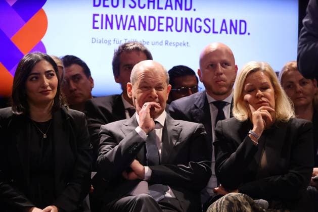 Bundeskanzler und Einwanderungsland Deutschland 28.11.2022, Germany, Berlin, Kreuzberg, Festsaal Kreuzberg, Bundeskanzler Olaf Scholz redet bei der Autaktveranstaltungsreihe Einwanderungsland Deutschland zu Gaesten ueber seine Erfahrungen mit Menschen, die einen deutschen Pass beantragen und Eingebürgert werden wollen, Bundeskanzler Olaf Scholz SPD, Bundrsinnenministerin Nancy Faeser SPD,sowie Die Beauftragte der Bundesregierung für Migration, Flüchtlinge und Integration Beauftragte der Bundesregierung für Antirassismus Staatsministerin Reem Alabali-Radovan, Moderation Linda Zervakis,