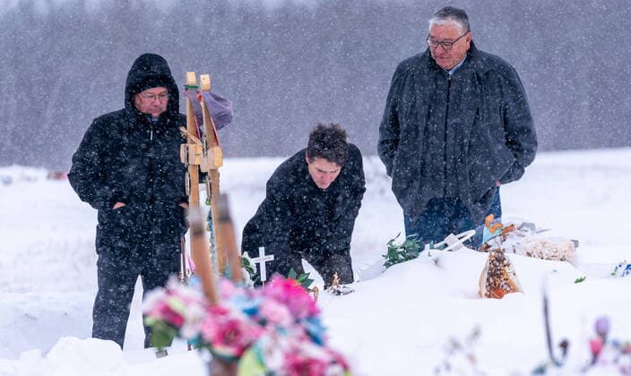 November 28, 2022, James Smith Cree Nation, SK, Canada: Prime Minister Justin Trudeau, middle, lays tobacco in front of a grave of one of the victims of the mass stabbing incident , as James Smith Cree Nation Chief Wally Burns, left, and Chakastaypasin Chief Calvin Sanderson, right, look on at James Smith Cree Nation, Sask., on Monday, November 28, 2022. James Smith Cree Nation Canada - ZUMAc35_ 20221128_zaf_c35_062 Copyright: xHeywoodxYux