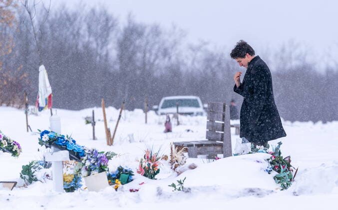 Bilder des Jahres, News 11 November News Themen der Woche KW48 News Bilder des Tages November 28, 2022, James Smith Cree Nation, SK, Canada: Prime Minister Justin Trudeau gestures in front of a grave of one of the victims of the mass stabbing incident at James Smith Cree Nation, Sask., on Monday, November 28, 2022. James Smith Cree Nation Canada  - ZUMAc35_ 20221128_zaf_c35_061 Copyright: xHeywoodxYux