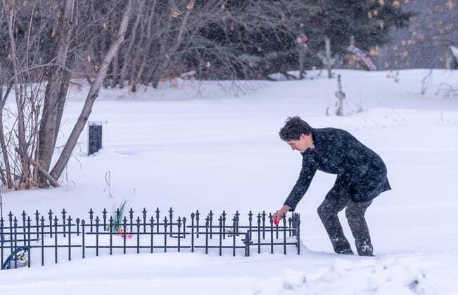 November 28, 2022, James Smith Cree Nation, SK, Canada: Prime Minister Justin Trudeau lays tobacco in front of a grave of one of the victims of the mass stabbing incident at James Smith Cree Nation, Sask., on Monday, November 28, 2022. James Smith Cree Nation Canada  - ZUMAc35_ 20221128_zaf_c35_063 Copyright: xHeywoodxYux