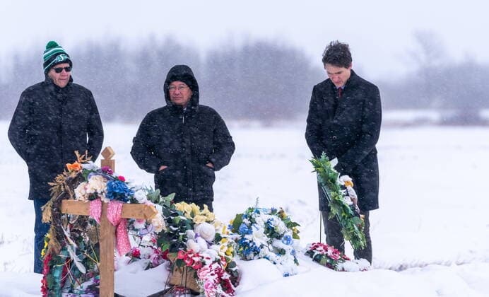 November 28, 2022, James Smith Cree Nation, SK, Canada: Peter Chapman Band Chief Robert Head, left to right, James Smith Cree Nation Chief Wally Burns, and Prime Minister Justin Trudeau, stand in front of a grave of one of the victims of the mass stabbing incident at James Smith Cree Nation, Sask., on Monday, November 28, 2022. James Smith Cree Nation Canada - ZUMAc35_ 20221128_zaf_c35_064 Copyright: xHeywoodxYux