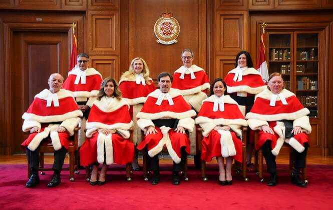 Bilder des Jahres, News 11 November News Themen der Woche KW48 News Bilder des Tages November 28, 2022, Ottawa, ON, Canada: Justice Michelle O Bonsawin, top right, takes part in a group photo with Judges Mahmud Jamal, back row left to right, Sheilah L. Martin, Nicholas Kasirer, and Russell Brown, bottom row left to right, Andromache Karakatsanis, Richard Wagner, Suzanne Cote, and Malcolm Rowe prior to her welcoming ceremony at the Supreme Court of Canada in Ottawa, on Monday, Nov. 28, 2022. O Bonsawin is the first Indigenous judge to be appointed to the Supreme Court of Canada. Ottawa Canada  - ZUMAc35_ 20221128_zaf_c35_076 Copyright: xSeanxKilpatrickx