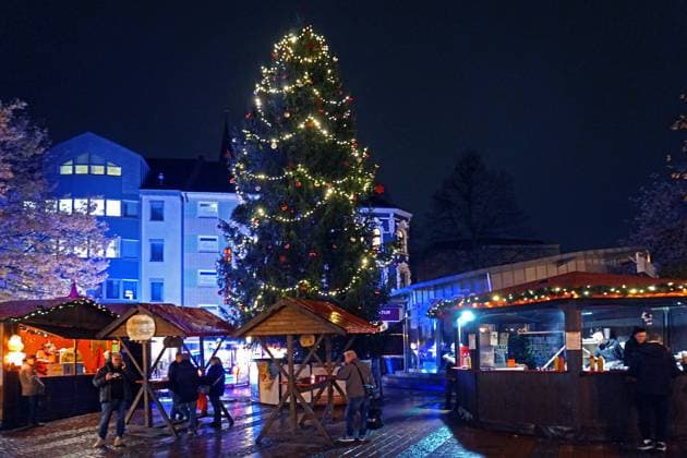 Kleinere Weihnachtsmärkte Weihnachtsmarkt mit einem großen Christbaum in den Vororten der Großstadt Essen im Regen und bei milden Temperaturen Essen Nordrhein-Westfalen Deutschland Steele *** Smaller Christmas markets Christmas market with a large Christmas tree in the suburbs of the big city Essen in the rain and mild temperatures Essen North Rhine Westphalia Germany Steele