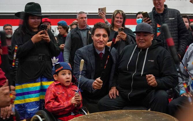 November 28, 2022, James Smith Cree Nation, SK, Canada: Prime Minister Justin Trudeau hits the drum with drum performers at Bernard Constant Community School at James Smith Cree Nation, Sask., on Monday, November 28, 2022. James Smith Cree Nation Canada  - ZUMAc35_ 20221128_zaf_c35_101 Copyright: xHeywoodxYux