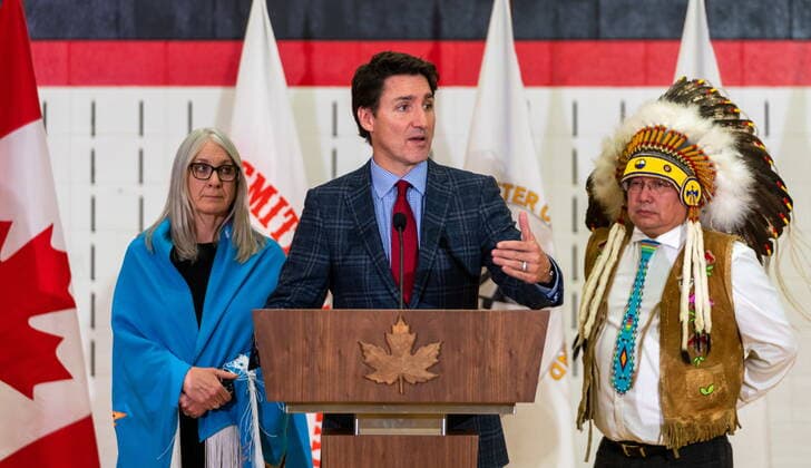 November 28, 2022, James Smith Cree Nation, SK, Canada: Prime Minister Justin Trudeau, middle, speaks to members of media, as Minister of indigenous Services Patty Hajdu, left, and James Smith Cree Nation Chief Wally Burns look on, at James Smith Cree Nation, Sask., Monday, Nov. 28, 2022. James Smith Cree Nation Canada - ZUMAc35_ 20221128_zaf_c35_105 Copyright: xHeywoodxYux