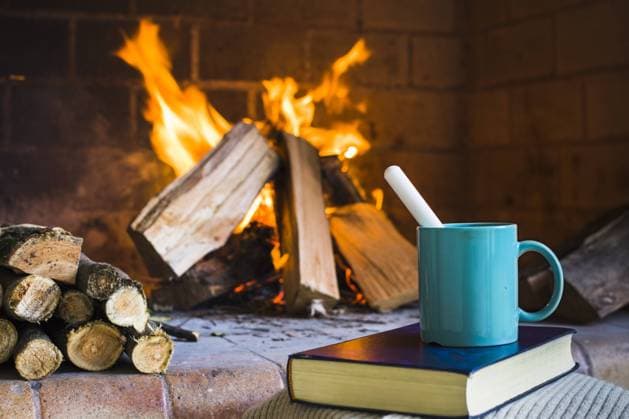 IMAGO Creative: Herbst, Gemütliches Zuhause beverage book near fireplace beverage book near fireplace Copyright: xZoonar.com OleksandrxLatkunx 17798833