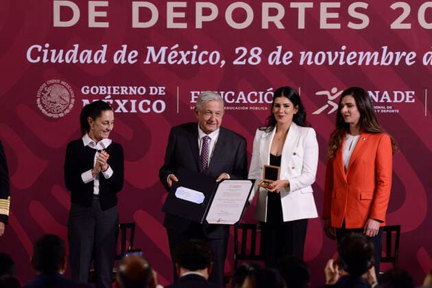November 28, 2022, Mexico city, Mexico: Karina Guadalupe Alanis Morales receives the national sport award by MexicoÃ¢â‚¬â ¢s President Andres Manuel Lopez Obrador, Mexico City Head Government Claudia Sheinbaum Pardo, Director General of the National Commission for Physical Culture and Sport (CONADE), Ana Gabriela Guevara during the ceremony of the National Sports Awards at National Palace on November 28, 2022 in Mexico City, Mexico. Mexico City Mexico - ZUMAe321 20221128_zia_e321_024 Copyright: xCarlosxTischler xEyepixxGroupx