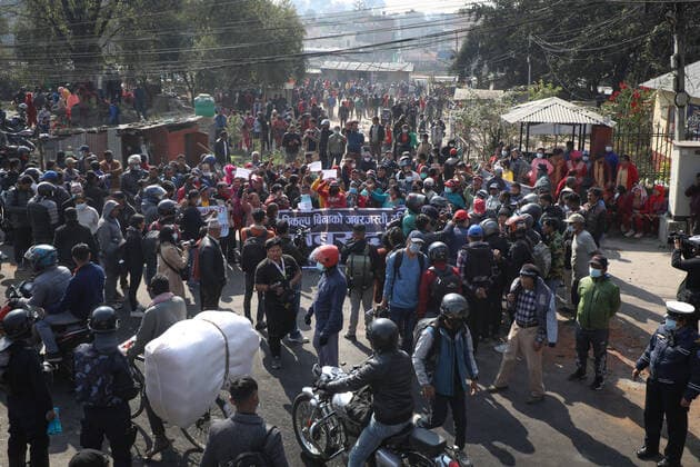 Bilder des Jahres, News 11 November November 29, 2022, Nepal: The slum-dwellers and landless squatters protest against the decision to remove the squatters settlement in Thapathali on Tuesday. .On Monday, the slum dwellers had fought against the the team of Kathmandu Metropolitan City that arrived to remove the squattersÃ¢â‚¬â ¢ settlement in Thapathali. The High-Powered Committee for Integrated Development of the Bagmati Civilization had issued a notice on November 11 stating that it had given 10 days time to remove the houses and other structures that are built illegally on the river banks. Nepal - ZUMAm204 20221129_zip_m204_001 Copyright: xAmitxMachamasix