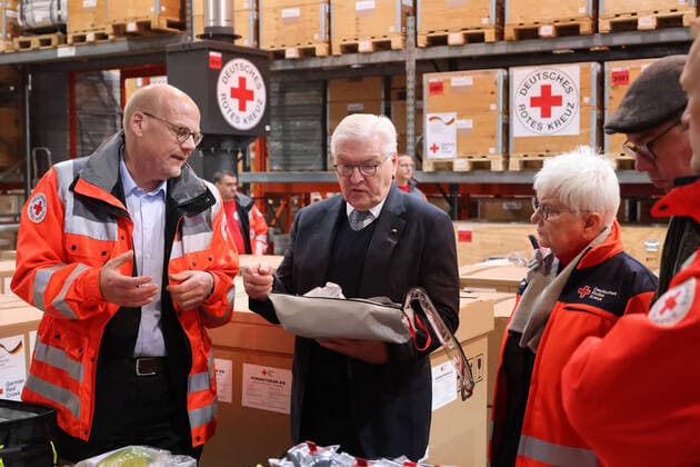 Bilder des Jahres, News 11 November News Themen der Woche KW48 News Bilder des Tages Bundespraesident und Ukraine Hilfslieferung. 29.11.2022, Germany, Berlin, Schoenefeld Airport, Bundespräsident Frank-Walter Steinmeier besucht das DRK-Logistikzentrum Schönefeld mit dem neuen Ukrainischen Botschafter Oleksii Makeiev , DRK Praesidentin und ex CSU Ministerin Gerda Hasselfeld, DRK Generalsekretaer Stefan Reutter, und unter Leitung von Ukraine Hilfe Koordinator CHristof Johnen DRK, die besonders hier das mobile Krankenhaus und die medizinischen Hilfsgueter der von Russland zerstoerten Infrastruktur begutachten. hier Gerda Hasselfeldt