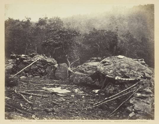 RECORD DATE NOT STATED Interior of Breastworks on Round Top, Gettysburg, July 1863. Creator: Alexander Gardner. Copyright:x2116x IMAGO ,2842227 ! ACHTUNG: AUFNAHMEDATUM GESCHÄTZT!  Copyright:2116x IMAGO