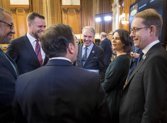 Bilder des Jahres, News 11 November News Bilder des Tages Annalena Baerbock (Buendnis 90 Die Gruenen), Bundesaussenministerin, leitet das Treffen der Auâˆöüenministerinnen und Auâˆöüenminister im Format G7+ am Rande des NATO Treffens in Bukarest. Hier unter anderem mit den Aussenministern von Gross Britannien (James Cleverly, L), Litauen (Gabrielius Landsbergis2.v.l.) und Finnland (Pekka Olavi Haavisto, 3.v.r.). Bukarest Romania *** Annalena Baerbock Buendnis 90 Die Gruenen , German Foreign Minister, chairs the meeting of Foreign Ministers in the G7 format on the sidelines of the NATO meeting in Bucharest Here, among others, with the Foreign Ministers of Great Britain James Cleverly, L , Lithuania Gabrielius Landsbergis2 v l and Finland Pekka Olavi Haavisto, 3 v r Bucharest Romania Copyright: xThomasxKoehlerx