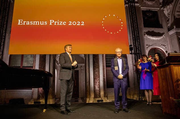 29-11-2022 Amsterdam King Willem-Alexander at the award ceremony of the Erasmus Prize, 150.000,-- euro to the Israeli writer David Grossman (Jerusalem, 1954) in the Royal Palace of Amsterdam. This year theme is Connectors in a Divided World. Â  Copyright: xPPEx