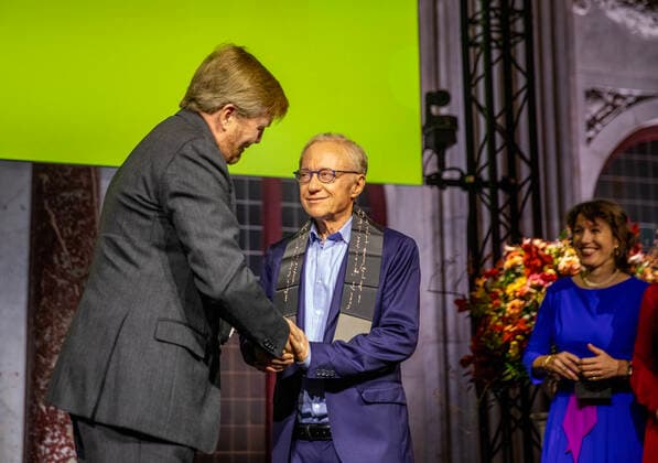 29-11-2022 Amsterdam King Willem-Alexander at the award ceremony of the Erasmus Prize, 150.000,-- euro to the Israeli writer David Grossman (Jerusalem, 1954) in the Royal Palace of Amsterdam. This year theme is Connectors in a Divided World. Â  Copyright: xPPEx