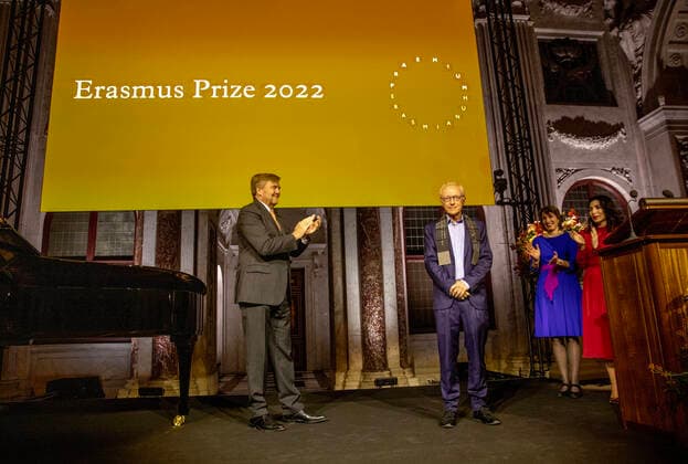 29-11-2022 Amsterdam King Willem-Alexander at the award ceremony of the Erasmus Prize, 150.000,-- euro to the Israeli writer David Grossman (Jerusalem, 1954) in the Royal Palace of Amsterdam. This year theme is Connectors in a Divided World. Â  Copyright: xPPEx