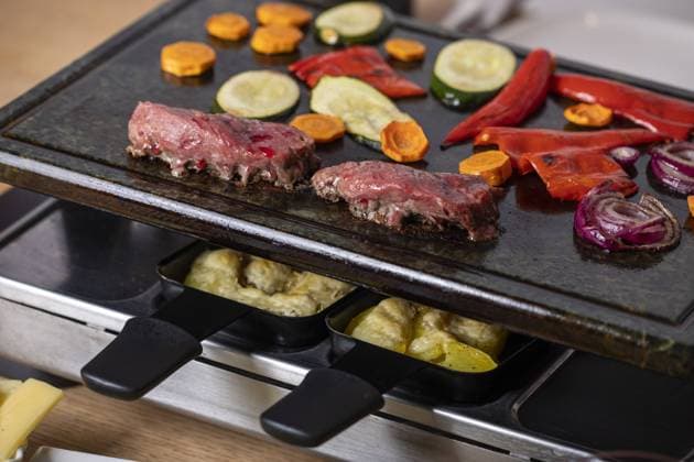 Schweizer Raclette mit Fleisch und Gemüse *** Swiss Raclette with Meat and Vegetables 1035310179