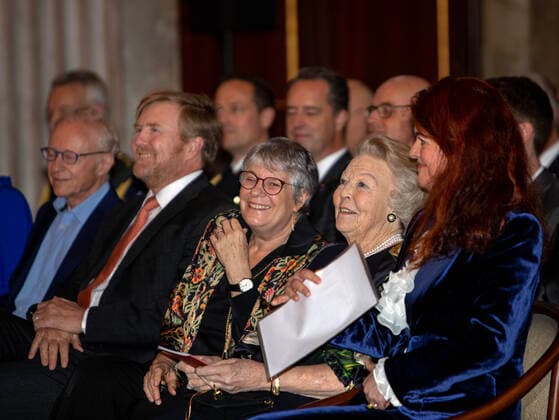 Entertainment Bilder des Tages 29-11-2022 Amsterdam King Willem-Alexander with Princess Beatrix at the award ceremony of the Erasmus Prize, 150.000,-- euro to the Israeli writer David Grossman (Jerusalem, 1954) in the Royal Palace of Amsterdam. This year theme is Connectors in a Divided World. Â  Copyright: xPPEx