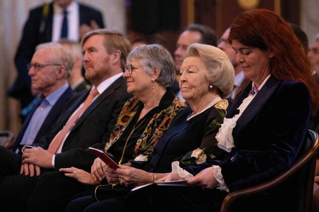 29-11-2022 Amsterdam King Willem-Alexander with Queen Maxima and Princess Beatrix at the award ceremony of the Erasmus Prize, 150.000,-- euro to the Israeli writer David Grossman (Jerusalem, 1954) in the Royal Palace of Amsterdam. This year theme is Connectors in a Divided World. Â  Copyright: xPPEx