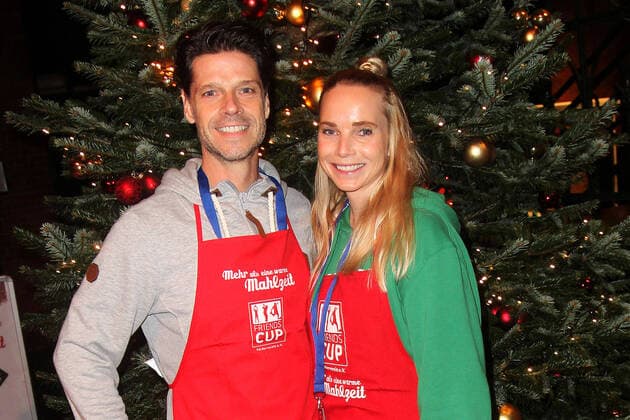 Entertainment Themen der Woche KW48 Stephen und Katharina Dürr bei der Charity-Weihnachtsfeier Mehr als eine warme Mahlzeit für Bedürftige und Verkäufer der Strassenzeitung Hinz und Kunzt am 29.11.2022 in Hamburg Charity-Weihnachtsfeier Mehr als eine warme Mahlzeit in Hamburg *** Stephen and Katharina Dürr at the Charity Christmas Party More than a warm meal for the needy and vendors of the street newspaper Hinz und Kunzt on 29 11 2022 in Hamburg Charity Christmas Party More than a warm meal in Hamburg 