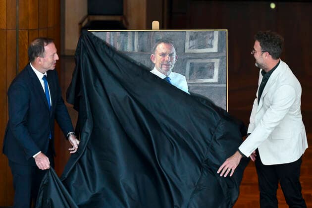 TONY ABBOTT PORTRAIT UNVEILING, Former Australian prime minister Tony Abbott (left) unveils with artist Johannes Leak during the unveiling of his official portrait at Parliament House in Canberra, Wednesday, November 30, 2022. ( NO ARCHIVING, EDITORIAL USE ONLY, NO USE IN BOOKS WITHOUT CONSENT CANBERRA ACT AUSTRALIA  Copyright: xLUKASxCOCHx 20221130001736830789