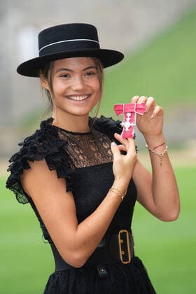 . 29 11 2022. Windsor, United Kingdom. Emma Raducanu with her MBE after an Investiture at Windsor Castle, United Kingdom.  xPoolx xi-Imagesx IIM-23972-0007