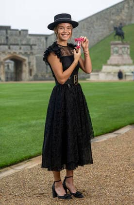 . 29 11 2022. Windsor, United Kingdom. Emma Raducanu with her MBE after an Investiture at Windsor Castle, United Kingdom.  xPoolx xi-Imagesx IIM-23972-0011