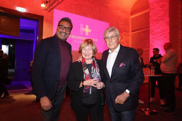 Award of the City Culture Prize 2022 to Fury in the Slaughterhouse by the Freundeskreis Hannover in the Orangerie Herrenhausen on 29 November 2022 The special prize for outstanding civic engagement was awarded to Neues Land e V Mousse T, Dr Ricarda and Dr Udo Niedergerke,