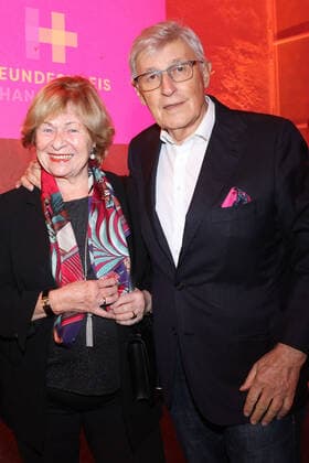 Award of the City Culture Prize 2022 to Fury in the Slaughterhouse by the Freundeskreis Hannover in the Orangerie Herrenhausen on 29 November 2022 The special prize for outstanding civic engagement was awarded to Neues Land e V , Dr Ricarda and Dr Udo Niedergerke,