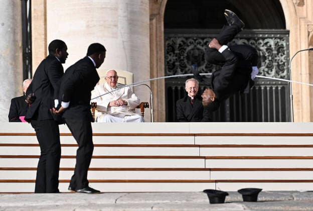 Bilder des Jahres, News 11 November News Bilder des Tages November 30, 2022, VATICAN CITY: Circus artists perform as Pope Francis leads the weekly general audience in Saint Peters Square, Vatican City, 30 November 2022. ANSA ETTORE FERRARI. VATICAN CITY  - ZUMAa110 20221130_zaf_a110_006 Copyright: xEttorexFerrarix