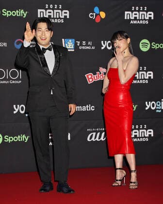 South Korean comedian Kim Hae-joon(L) and Lee Eun-ji attend a red carpet event of the 2022 MAMA(Mnet Asian Music Awards) in Osaka, Japan on Wednesday, November 30, 2022.  TKP2022113003 KEIZOxMORI