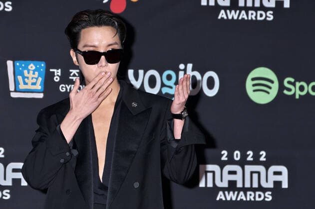 Member of BTS, singer j-hope attend a red carpet event of the 2022 MAMA(Mnet Asian Music Awards) in Osaka, Japan on Wednesday, November 30, 2022.  TKP2022113025 KEIZOxMORI