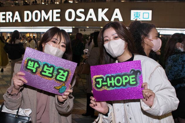 Japanese fans pose for camera outside of the 2022 MAMA(Mnet Asian Music Awards) in Osaka, Japan on Wednesday, November 30, 2022.  TKP2022113028 KEIZOxMORI