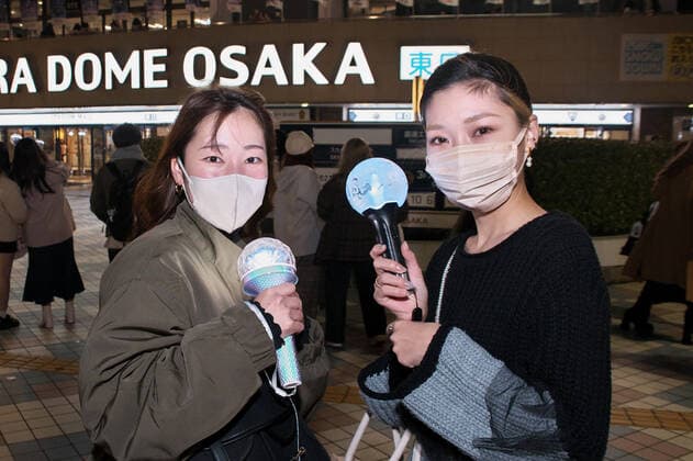 Japanese fans pose for camera outside of the 2022 MAMA(Mnet Asian Music Awards) in Osaka, Japan on Wednesday, November 30, 2022.  TKP2022113029 KEIZOxMORI