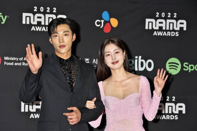 South Korean actor Woo Do-hwan(L) and singer Han Sun-hwa attends a red carpet event of the 2022 MAMA(Mnet Asian Music Awards) in Osaka, Japan on Wednesday, November 30, 2022.  TKP2022113011 KEIZOxMORI