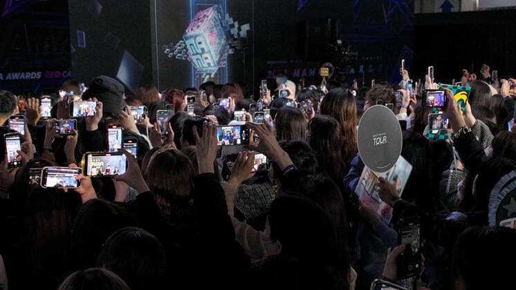 Audience takes photos during a red carpet event of the 2022 MAMA(Mnet Asian Music Awards) in Osaka, Japan on Wednesday, November 30, 2022.  TKP2022113027 KEIZOxMORI