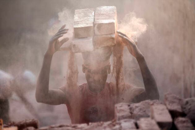 Bilder des Jahres, News 12 Dezember News Themen der Woche KW48 News Bilder des Tages Seasonal Migrant Worker In Dhaka Seasonal Migrant workers during work at a brick-making field in Dhaka, Bangladesh on November 30, 2022. Dhaka Bangladesh  Copyright: xSyedxMahamudurxRahmanx originalFilename: rahman-notitle221130_npS9e.jpg