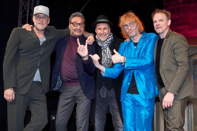 Kai Wingenfelder, Mousse T , Thorsten Wingenfelder, Christof Stein Schneider and Christian Decker at the award ceremony of the City Culture Award 2022 by the Freundeskreis Hannover to Fury in the Slaughterhouse at the Orangerie Herrenhausen Hannover, 29 12 2022 Foto:xU.xStammx xFuturexImage