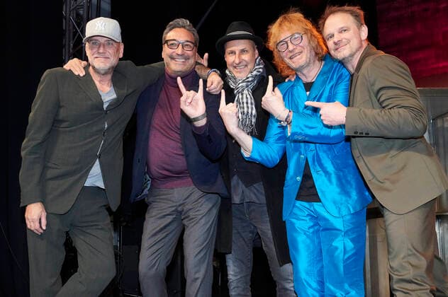 Kai Wingenfelder, Mousse T , Thorsten Wingenfelder, Christof Stein Schneider and Christian Decker at the award ceremony of the City Culture Award 2022 by the Freundeskreis Hannover to Fury in the Slaughterhouse at the Orangerie Herrenhausen Hannover, 29 12 2022 Foto:xU.xStammx xFuturexImage