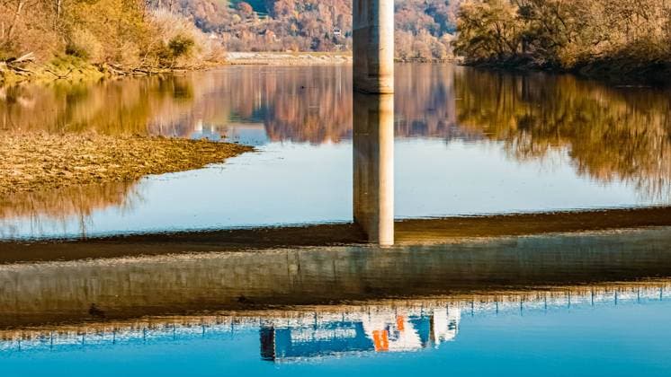 IMAGO Creative, Jahreszeit Herbst auf dem Land Beautiful autumn or indian summer view with a mirror image of a truck on the surface of the danube river near Mettenufer, Danube, Bavaria, Germany mettenufer (27)