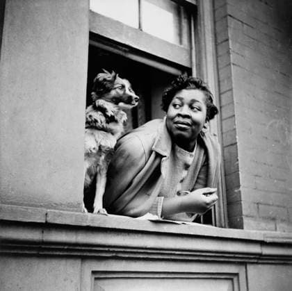 RECORD DATE NOT STATED A woman and her dog in the Harlem section, New York, 1943. Creator: Gordon Parks. Copyright:xHeritagexArt HeritagexImagesx IMAGO ,2901776 ! ACHTUNG: AUFNAHMEDATUM GESCHÄTZT!  Copyright:HeritagexArt HeritagexImagesx IMAGO