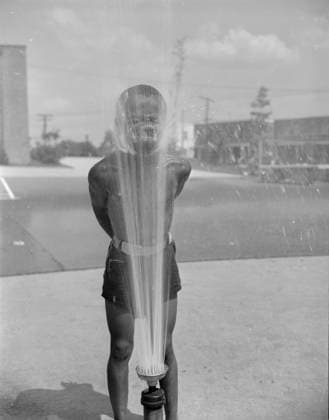 RECORD DATE NOT STATED Playing in the community sprayer, Frederick Douglass housing project, Anacostia, D.C., 1942. Creator: Gordon Parks. Copyright:xHeritagexArt HeritagexImagesx IMAGO ,2902806 ! ACHTUNG: AUFNAHMEDATUM GESCHÄTZT!  Copyright:HeritagexArt HeritagexImagesx IMAGO